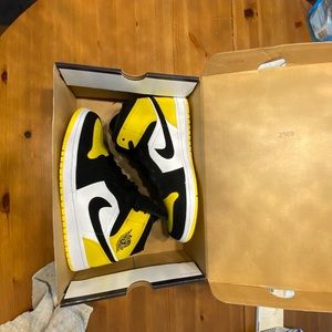 Jordan 1 SE Mid size 10